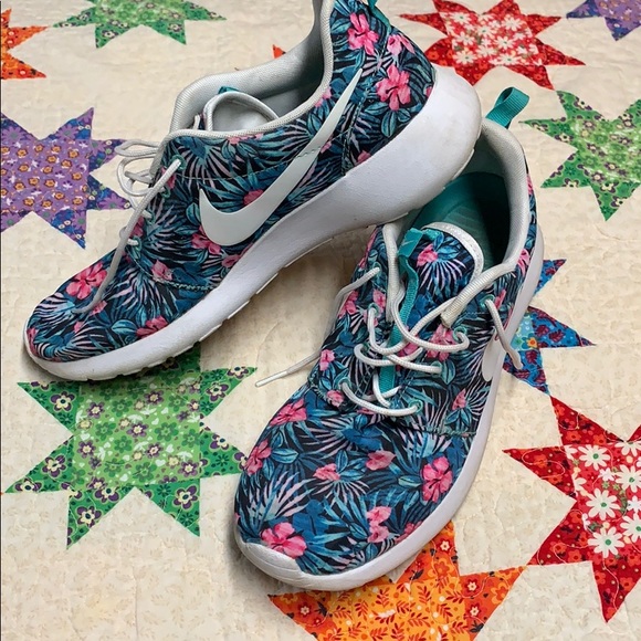 Nike Other - Nike Roshe floral